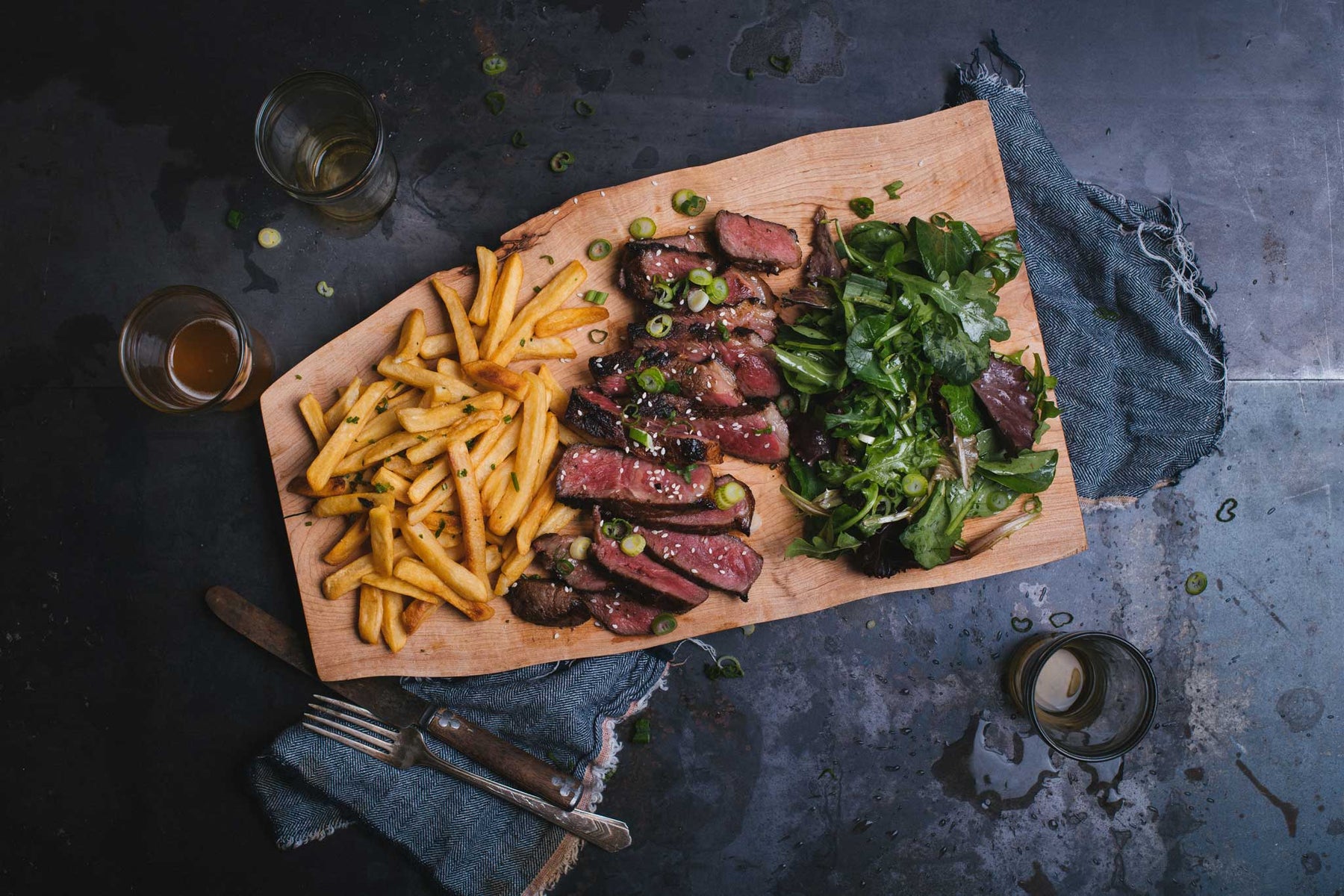 steak saignant tranché, frites, salade verte